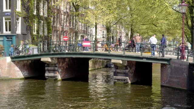 El-pequeño-puente-sobre-el-pequeño-canal-en-Amsterdam