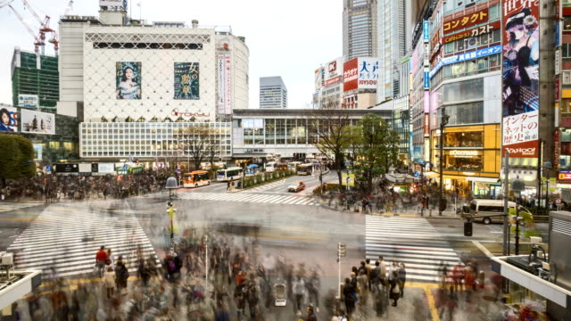 Zeitraffer-der-Shibuya-Kreuzung-mit-Bewegungsunschärfe-von-Fußgänger