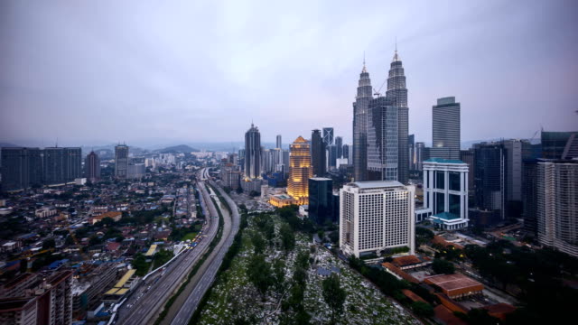 schöner-Sonnenuntergang-Tag-und-Nacht-von-Kuala-Lumpur-Blick-auf-die-Stadt-vom-Dach-eines-Gebäudes