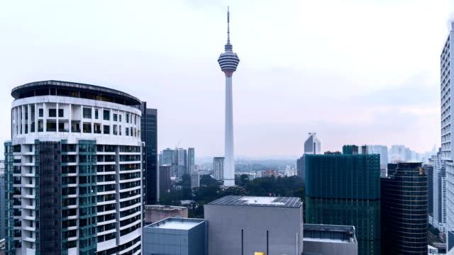 schöner-Sonnenuntergang-Tag-und-Nacht-auf-Skyline-von-Kuala-Lumpur