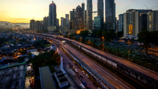 espectacular-amanecer-en-la-ciudad-de-Kuala-Lumpur-con-el-rayo-de-sol-estalló.-Mudanza-y-cambio-de-nubes-de-color.
