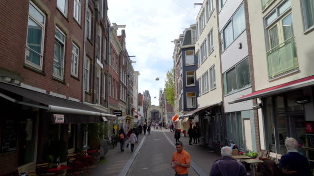 Die-schmale-Straße-mit-einigen-Leuten-in-Amsterdam
