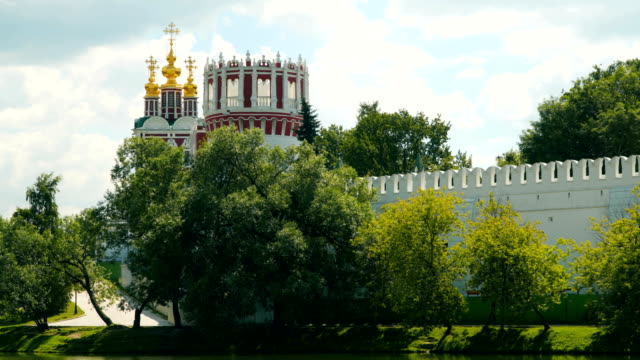 Las-paredes-y-cúpulas-de-la-iglesia-del-convento-de-Novodevichy