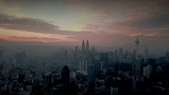 Cielo-ardiente-contra-rascacielos-de-Kuala-Lumpur-con-niebla-y-niebla-por-la-mañana.