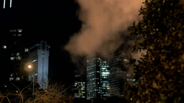 Paisaje-urbano-nocturno-de-Tel-Aviv-con-vapor-de-condensación
