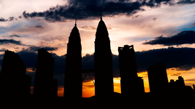 Silueta-del-paisaje-urbano-de-timelapse-de-Kuala-Lumpur-en-puesta-de-sol-en-Malasia