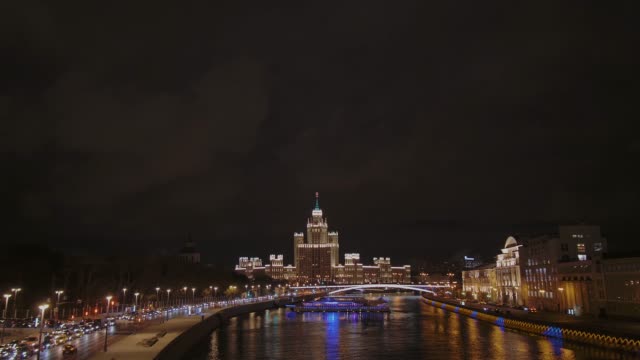 Nacht-Ansicht-vom-Zarjadje-Park-in-Moskau.-Aufklappbare-Brücke-über-die-Moskwa.