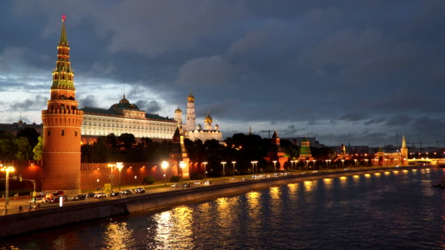 Vista-de-noche-del-terraplén-del-Kremlin