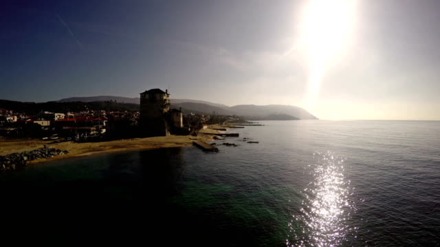 Torre-de-Phospfori-en-la-península-de-Athos,-Monte-Athos,-Ouranopolis,-Calcídica,-Grecia-al-atardecer