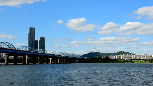 Seoul-City-und-Namsan-Tower-in-Seoul,-Südkorea