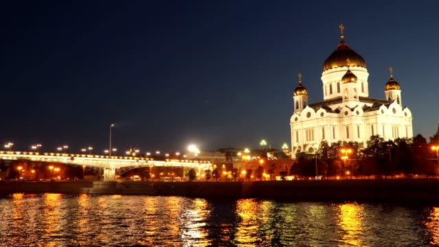 El-puente-cerca-de-la-Catedral-de-Cristo-Salvador-en-Moscú.-Orilla-del-río-Moscú-en-la-noche