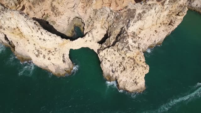 Luftaufnahme-von-Felsformationen-der-Ponta-da-Piedade-in-Lagos,-Portugal