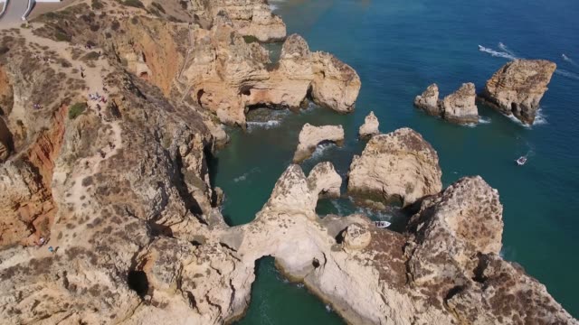 Luftaufnahme-von-Felsformationen-der-Ponta-da-Piedade-in-Lagos,-Portugal