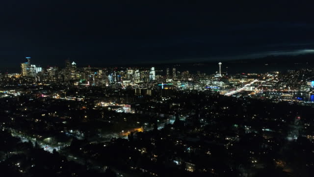 Vuelo-lejos-de-Seattle-Cityscape-noche-rascacielos-edificios