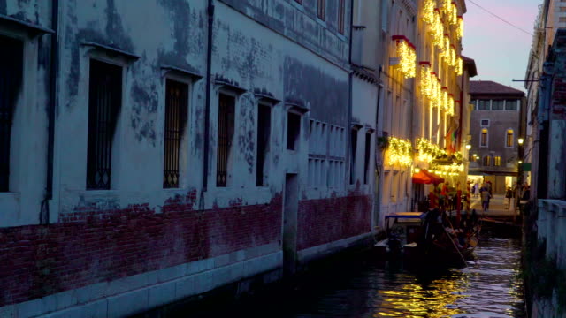 Gelbe-Lichter-hängen,-das-Gebäude-an-der-Seite-des-Kanals-in-Venedig-Italien