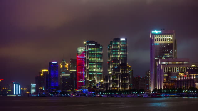 Nacht-erleuchtet-Stadt-Bucht-Gebäude-Panorama-4k-Zeitraffer-China-shanghai
