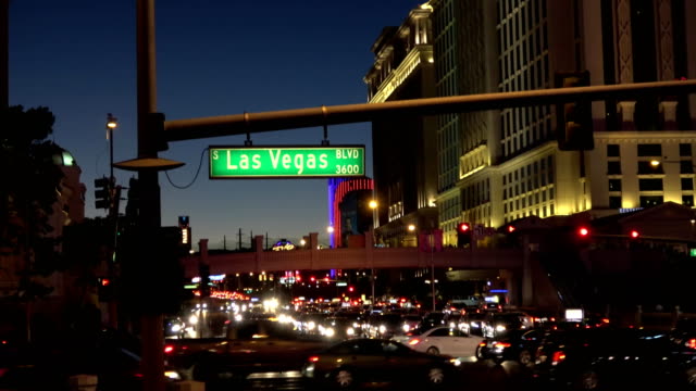 Straßenschild-Las-Vegas-Boulevard-bei-Nacht