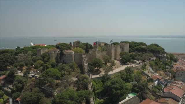 Portugal-sonnigen-Tag-Lissabon-berühmten-Saint-George-Burg-Luftbild-Panorama-4k