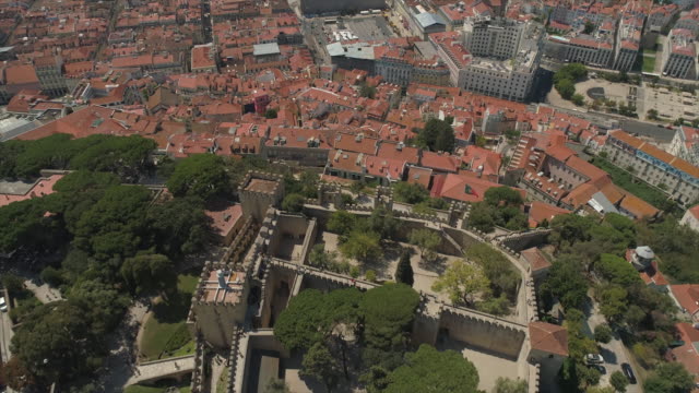 Portugal-sonnigen-Tag-Lissabon-berühmten-Saint-George-Burg-Luftbild-Panorama-4k