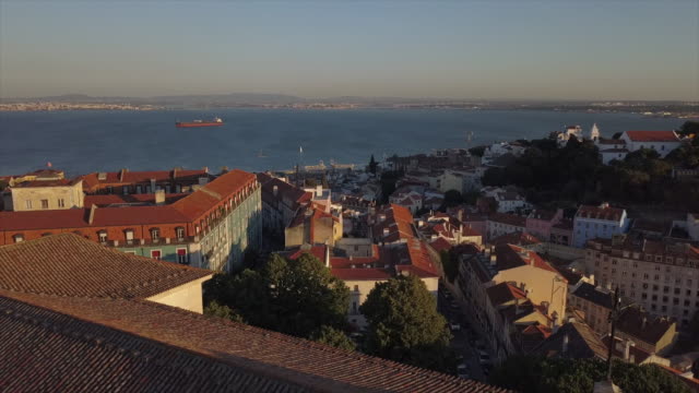 Portugal-Sonnenuntergangszeit-Lissabon-Stadtbild-Bucht-Luftbild-Panorama-4k