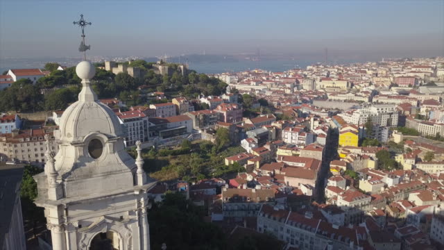 Portugal-sonnigen-Tag-Lissabon-Stadtbild-Kirchturm-Top-aerial-Panorama-4k