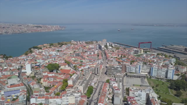 Portugal-sonnigen-Tag-Zeit-Lissabon-Bucht-Dock-Antenne-Stadtpanorama-4k