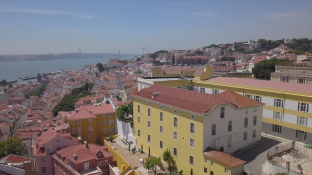 Portugal-Tag-Zeit-Lissabon-Stadtbild-Alfama-Viertel-Dächer-Bucht-Luftbild-Panorama-4k