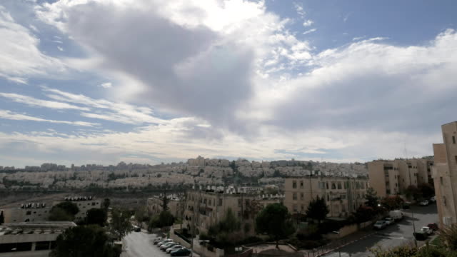 Wolken-ziehen-über-den-Dächern-des-Wohngebietes-in-Jerusalem.