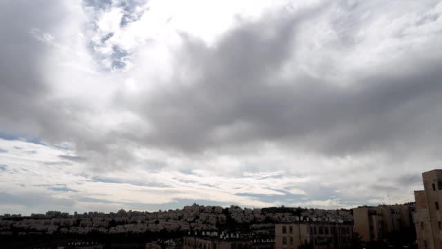 Las-nubes-pasan-sobre-los-tejados-de-la-zona-residencial-de-Jerusalén.