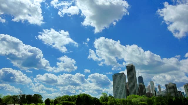 Horizonte-de-Chicago-con-las-nubes-cruzando-el-cielo-Time-Lapse