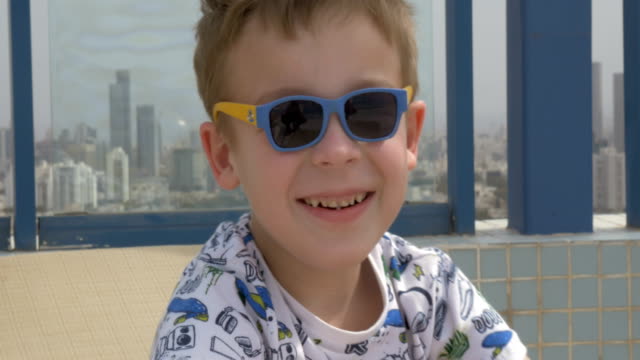 Porträt-von-glückliches-Kind-in-lustigen-Sonnenbrille