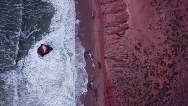 Vista-aérea-de-las-olas-en-la-playa-de-Legzira-en-Marruecos