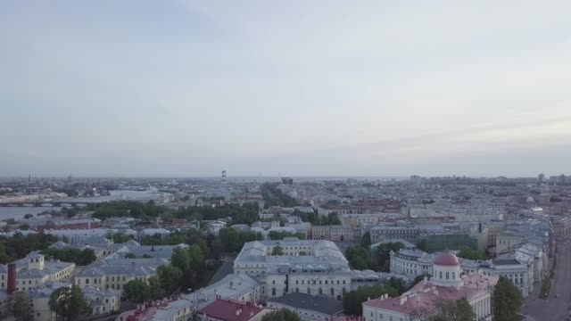Vista-aérea-por-el-barrio-de-Paradny-en-el-centro-de-San-Petersburgo-en-una-tarde-soleada---calles-con-tráfico,-patios,-edificios...-Rusia,-San-Petersburgo