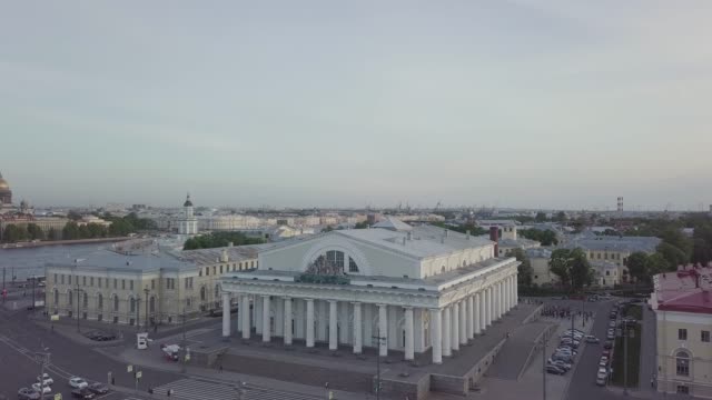 vista-del-centro-de-la-columna-Rostral-de-San-Petersburgo-Old-Stock-Exchange