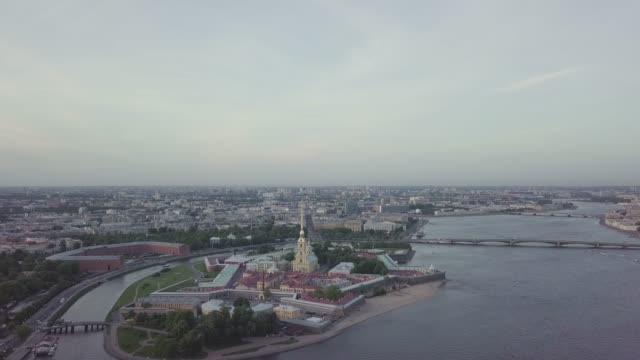 Toma-aérea-de-la-fortaleza-Pedro-y-Pablo-en-la-isla-de-Zayachy,-centro-histórico-de-la-ciudad-de-San-Petersburgo,-Rusia