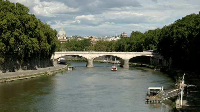 por-la-tarde-vista-de-un-puente-a-través-del-río-Tíber-en-Roma,-Italia