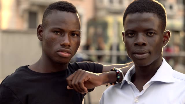 Stolze-schwarze-afrikanische-junge-Männer-auf-der-Straße-starrte-auf-Kamera