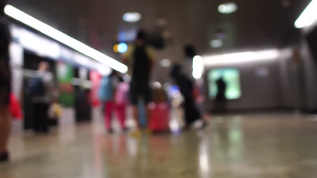Reisenden-Passagiere-im-Flughafen-transit-terminal-zu-Fuß-mit-Gepäck-Gepäck-reisen-gehen.-Reisen-Geschäftsleute-unscharf-und-verschwommen-im-Hintergrund:-4-k