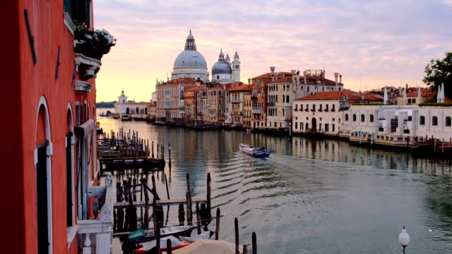 Amanecer-de-bello-horizonte-en-Gran-Canal-de-Venecia.-Vista-de-la-Basilica-di-Santa-Maria-della-Salute,-Venecia-de-paisaje-urbano