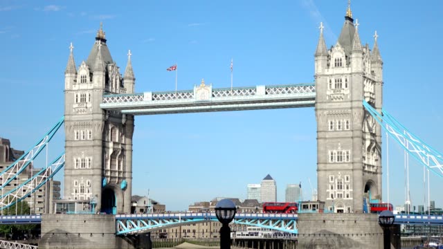 Porträt-von-der-Tower-Bridge-in-einem-sonnigen-Tag---London,-UK