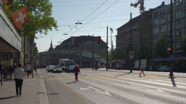 Suiza-día-soleado-Berna-ciudad-tren-estación-tráfico-Plaza-panorama-4k