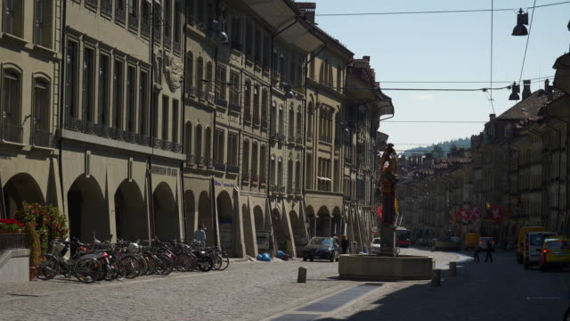 Suiza-día-soleado-Berna-ciudad-famoso-principal-calle-panorama-4k