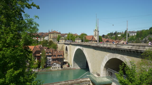 Suiza-Berna-paisaje-soleado-día-río-lado-tráfico-puente-panorama-4k