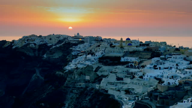 close-up-of-sunset-at-oia-on-santorini