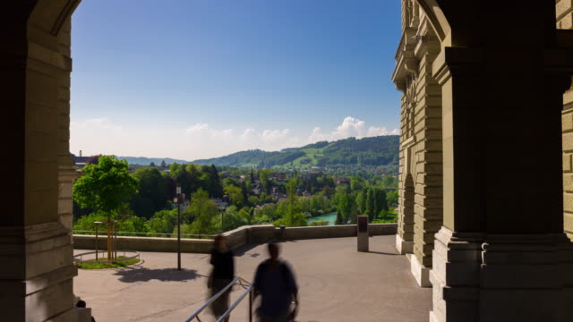 Suiza-día-soleado-Berna-ciudad-ciudad-pasillo-terraza-panorama-4k-timelapse