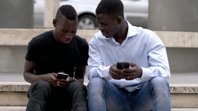 afrikanische-Männer-auf-der-Straße-mit-smartphone