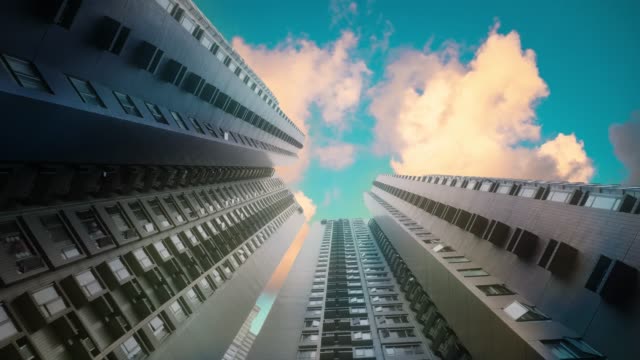 Wolkenkratzer-Gebäude-und-Blick-in-den-Himmel
