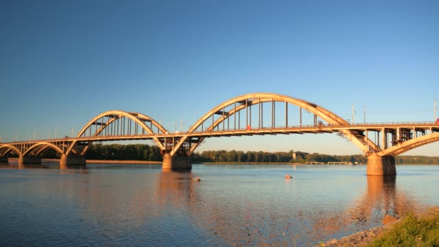 Volga-Brücke-über-die-Wolga,-Jaroslawl,-Rybinsk-City,-Russland.-Schöne-Landschaft