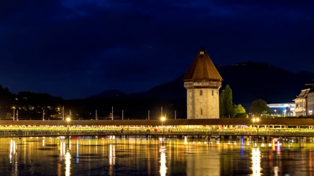 Lucerne-city-skyline-day-to-night-timelapse-at-Chapel-Bridge,-Lucerne-(Luzern),-Switzerland-4K-Time-lapse