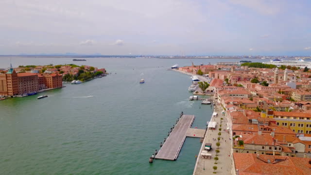 Luftaufnahme-des-Canal-Grande-Venedig-mit-Booten-und-Gebäuden,-Italien.